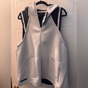 NWT Women’s Underarmour Vest XL